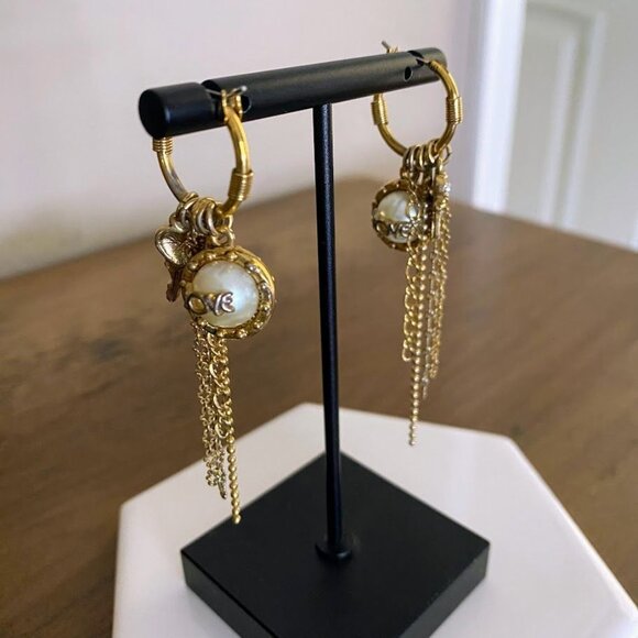 Vintage Betsey Johnson Chain Dangle Pearl Heart Earrings - Picture 3 of 4